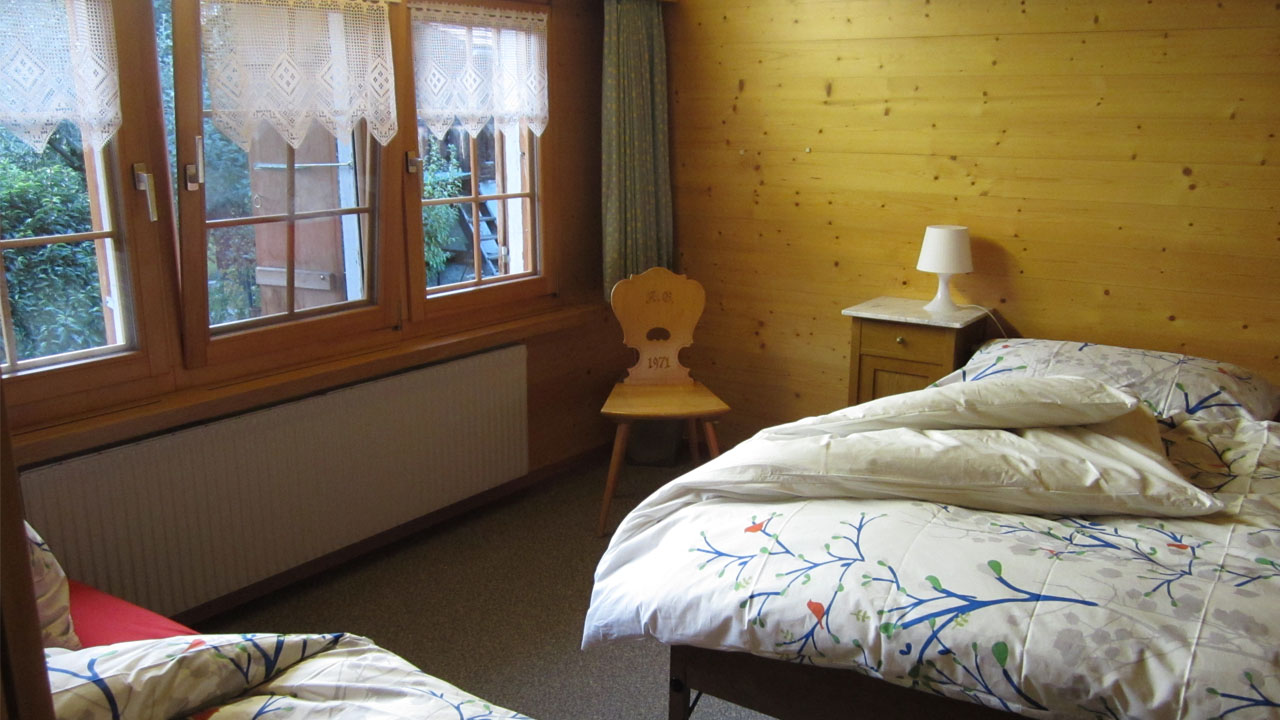 Kinderzimmer mit drei Betten