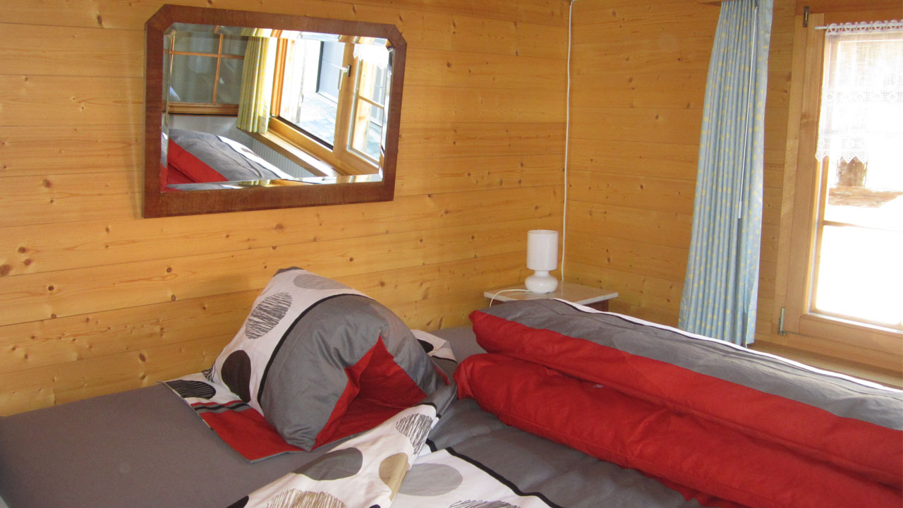 Doppelbett und Spiegel